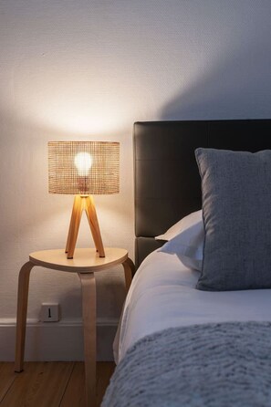 1 habitación, tabla de planchar con plancha, cuna de viaje y wifi 