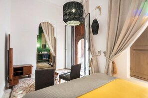 6 bedrooms, iron/ironing board, WiFi, bed sheets