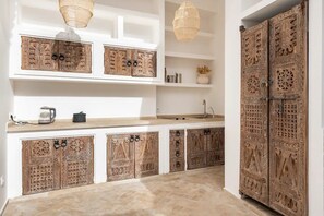 Private kitchen - Luxurious 6-bedroom private riad with pool and AC in Marrakesh - Aubiane 88 (Marrakech)