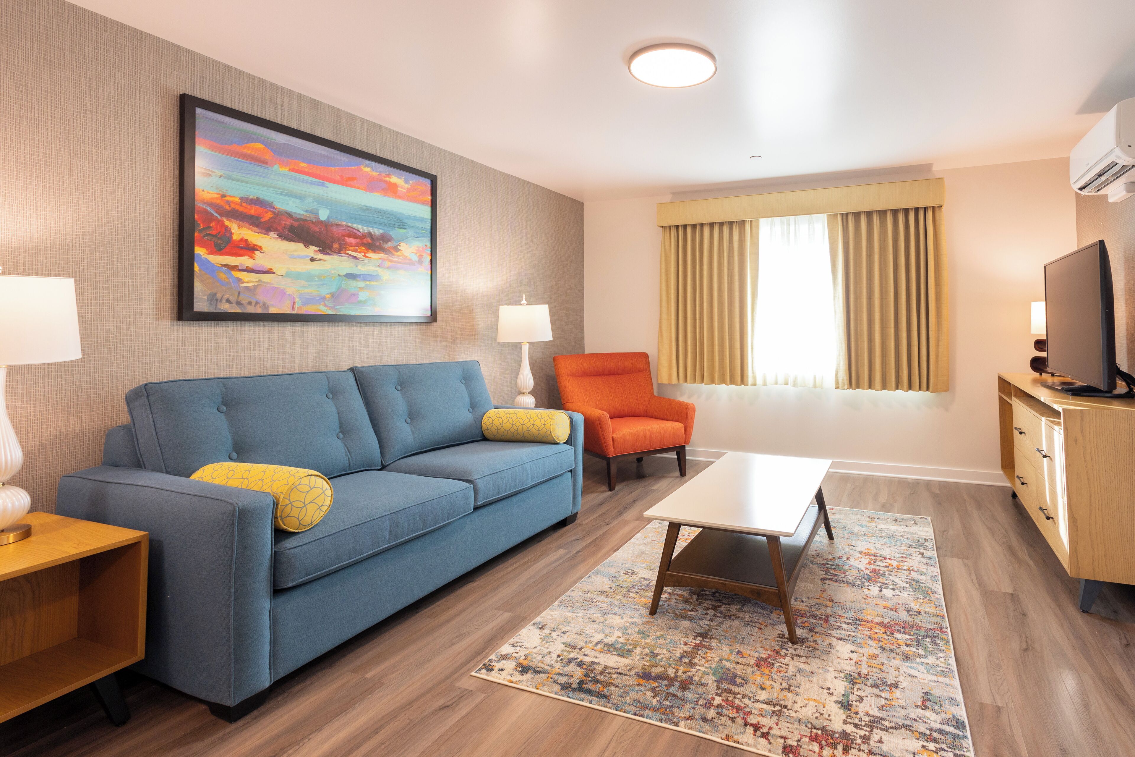 King Suite with Sofa Bed | Área de estar | TV de tela plana 40 polegadas com canais a cabo, aparelho de som