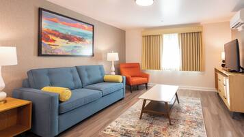 King Suite with Sofa Bed | Área de estar | TV de tela plana 40 polegadas com canais a cabo, aparelho de som