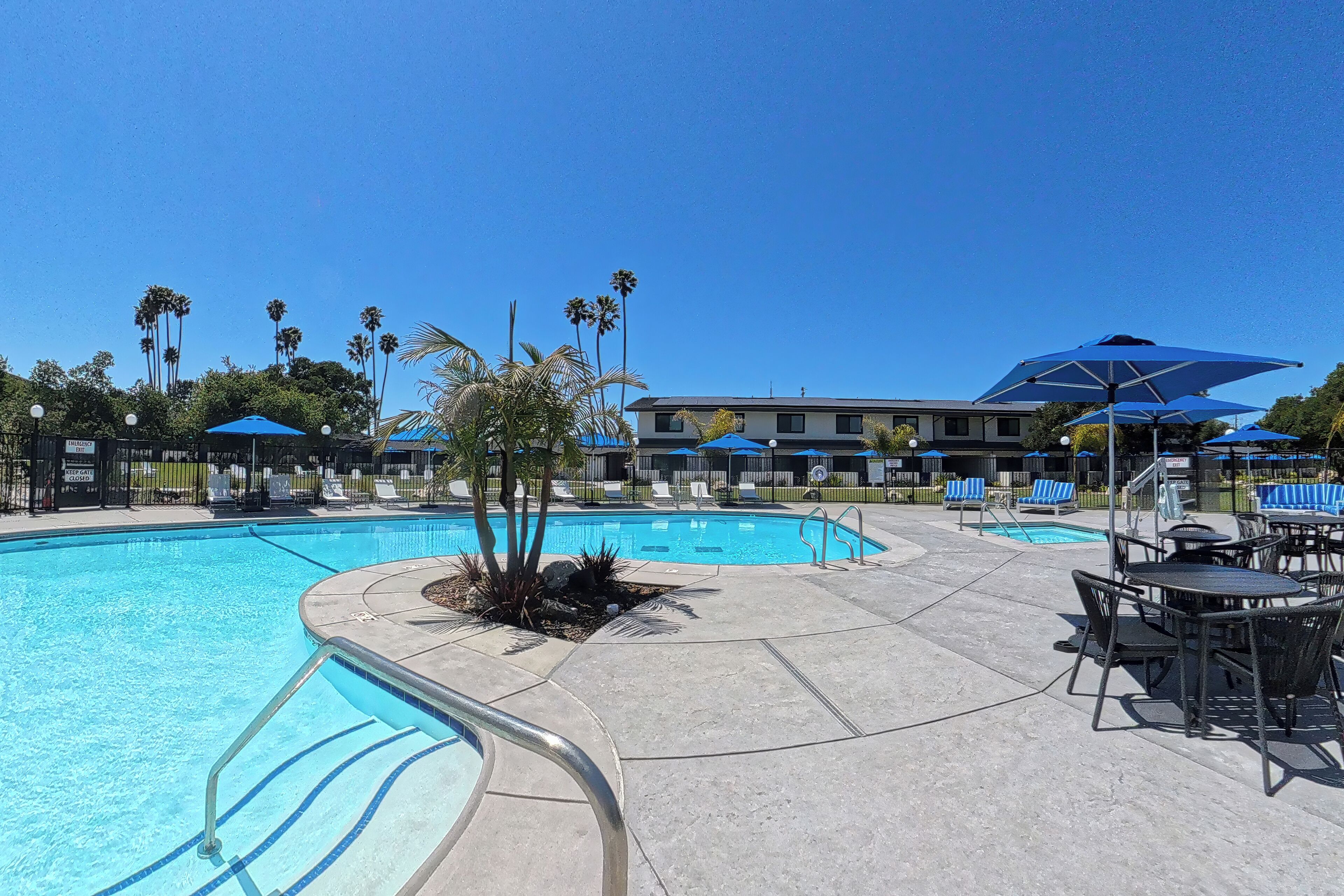 Udendørs pool, åben fra kl. 08.00 til kl. 22.00, parasoller, liggestole