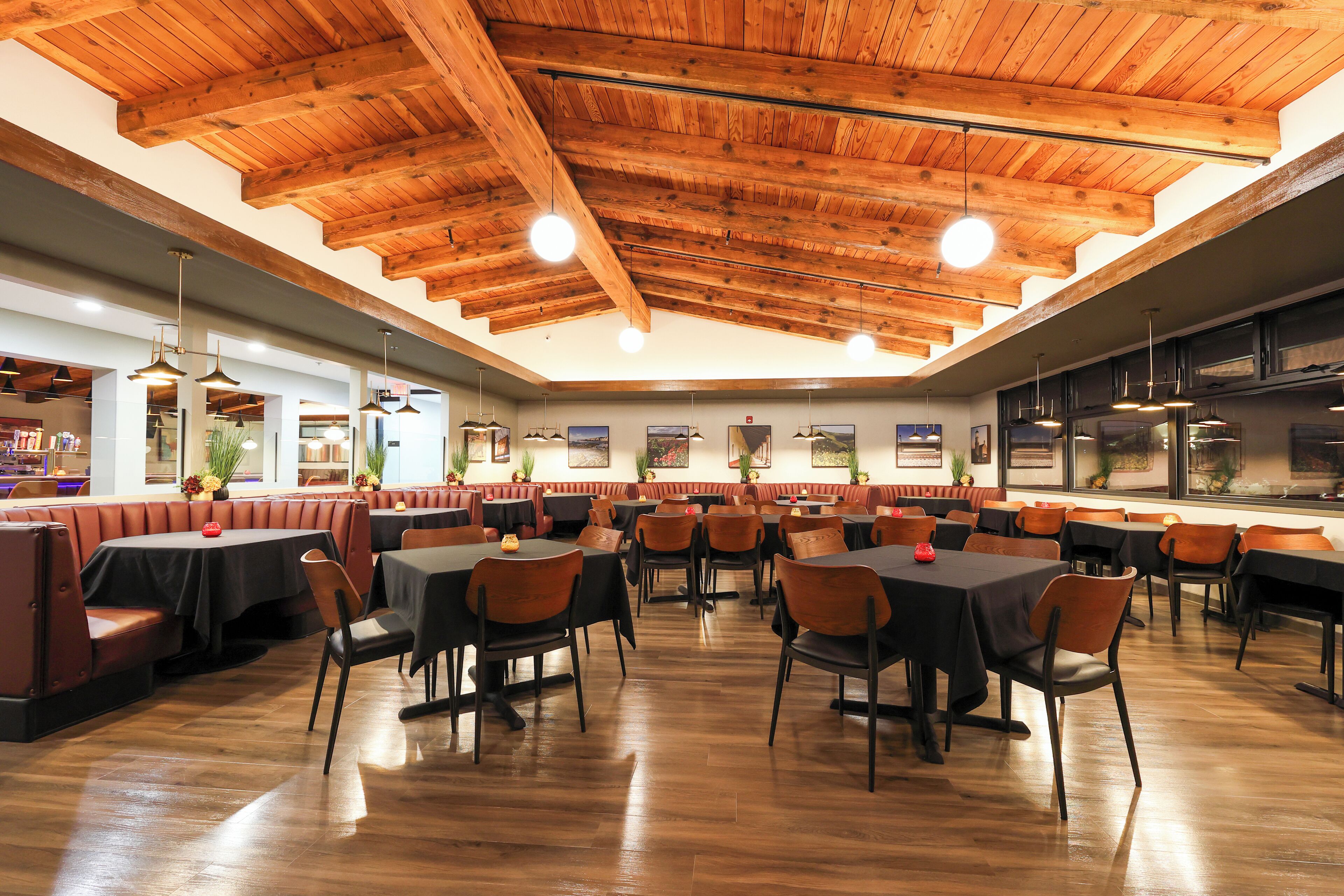 Se sirven desayunos, almuerzos y cenas (con vistas a la piscina) 