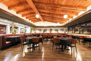 Frokost, lunsj og middag serveres, utsikt mot bassenget