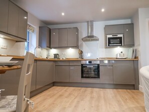 Astianpesukone, keittoastiat/astiat/ruokailuvälineet