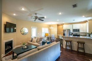 Living area - The Cross Creek, Cozy 3BR by Velvet Ditch Villas (Oxford)