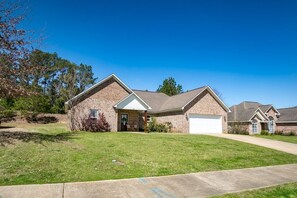 Exterior - The Cross Creek, Cozy 3BR by Velvet Ditch Villas (Oxford)