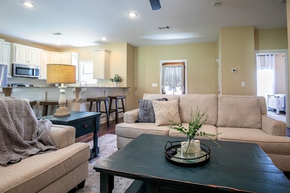 Living area - The Cross Creek, Cozy 3BR by Velvet Ditch Villas (Oxford)