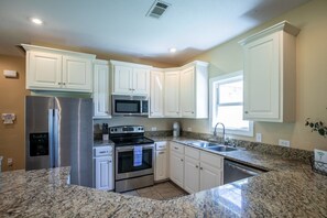 Private kitchen - The Cross Creek, Cozy 3BR by Velvet Ditch Villas (Oxford)
