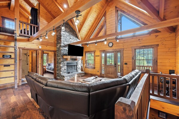 Smart TV, chimenea, videojuegos, mesa de ping pong