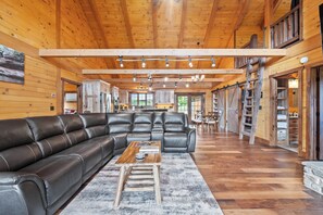 Smart-tv, een open haard, videospelletjes en een tafeltennistafel