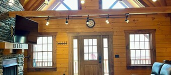 Charming 5-bedroom Cabin with Movie Theater, Hot Tub, and WiFi