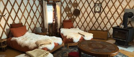 1 chambre, bureau, fer et planche à repasser, lit parapluie