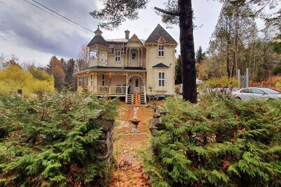 Artistic Warmth in a Victorian Manor