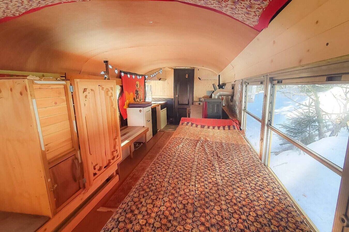 1 slaapkamer, een bureau, een strijkplank/strijkijzer, reisbedje
