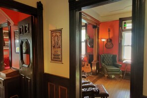 المنشأة من الداخل