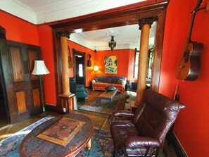 TV, fireplace, video games, stereo - Vintage Inspiration & Creative Tools in a Victorian Manor (Namur)