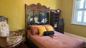 1 camera, una scrivania, ferro/asse da stiro, culla da viaggio