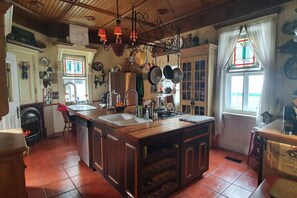 Fridge, microwave, oven, stovetop - Art, Comfort & Creativity at Le Salon des Inconnus (Namur)