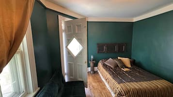 1 chambre, bureau, fer et planche Ă repasser, lit parapluie