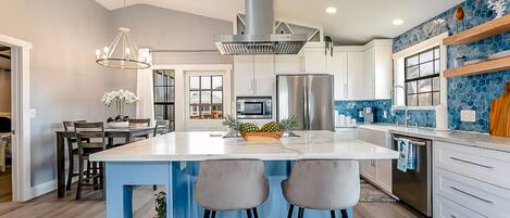 冷蔵庫、電子レンジ、オーブン、コンロ