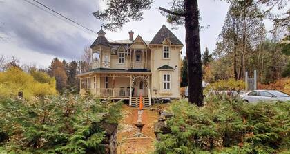 1898 Private Artistic Victorian Manor & Creative Space with Spa