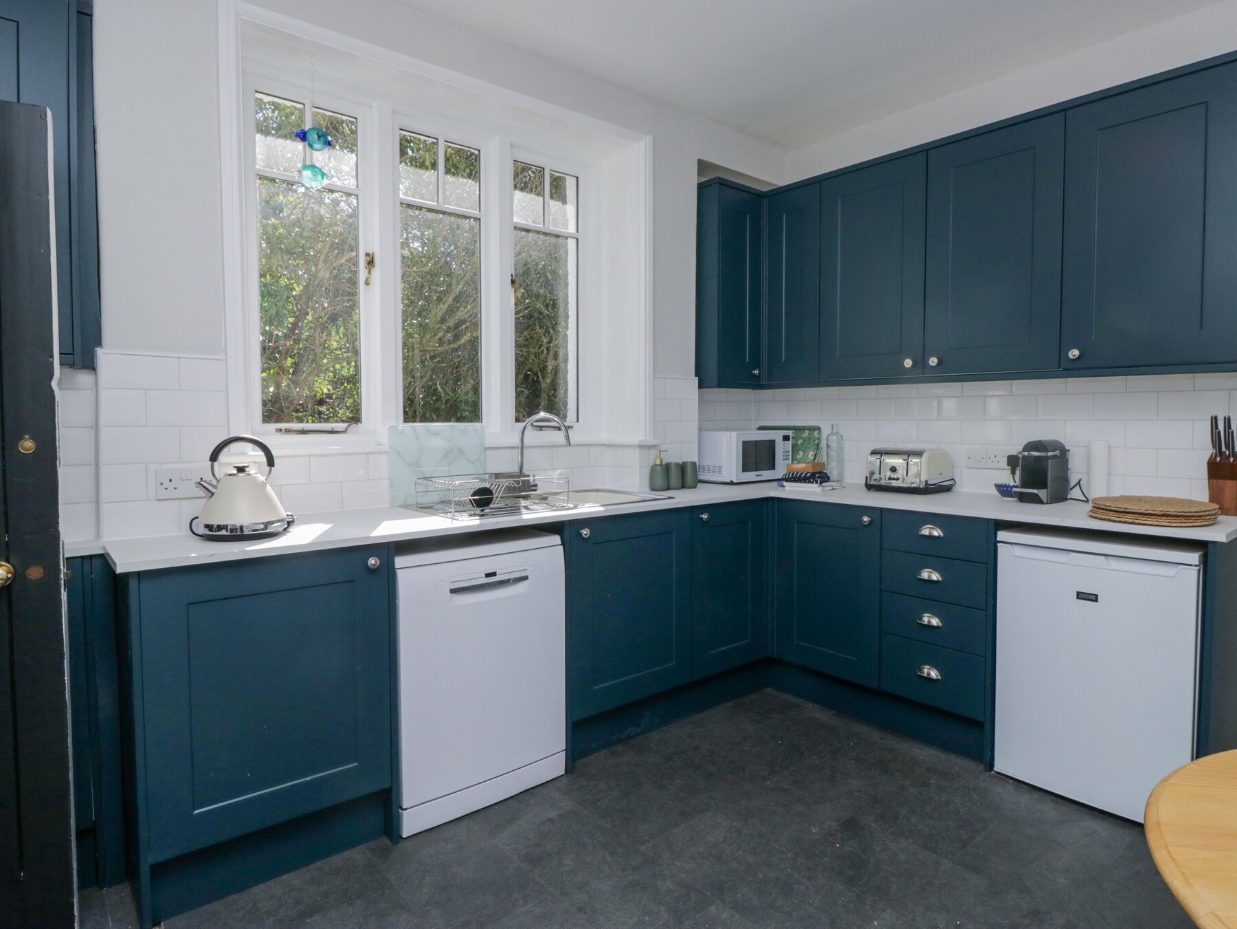 Dishwasher, cookware/dishes/utensils