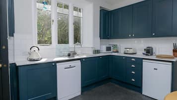 Dishwasher, cookware/dishes/utensils