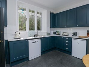 Lave-vaisselle, batterie de cuisine, vaisselle et ustensiles