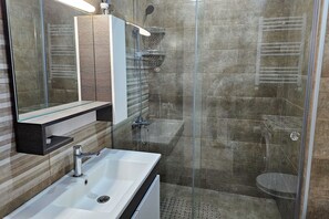 Dusche, Haartrockner, Handtücher, Seife