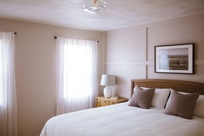 5 bedrooms, iron/ironing board, WiFi, bed sheets