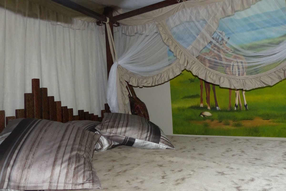 Penthouse Deluxe, quang cảnh vườn | Két bảo mật tại phòng, bàn, khu vực làm việc phù hợp cho laptop 