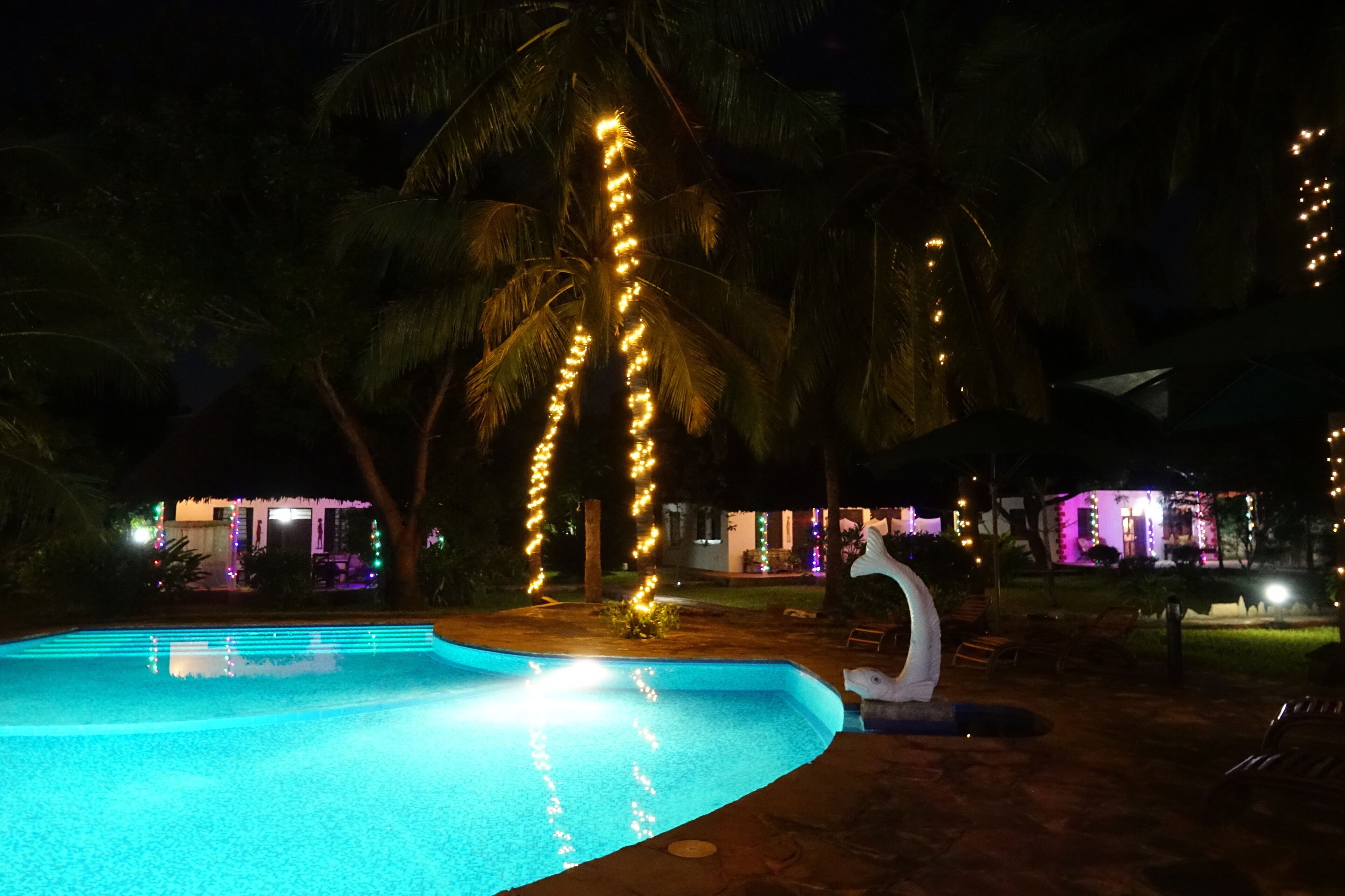 Peti besi dalam bilik, meja, ruang kerja komputer riba 