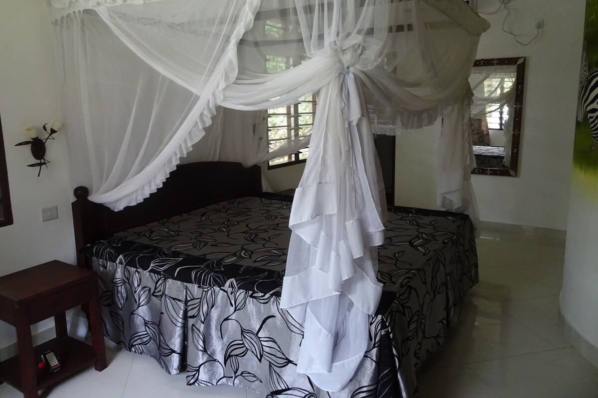 Biệt thự Deluxe, quang cảnh vườn | Két bảo mật tại phòng, bàn, khu vực làm việc phù hợp cho laptop 