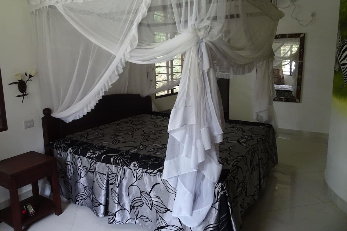 1 habitación, caja de seguridad en la habitación y escritorio