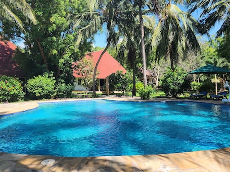 Una piscina al aire libre