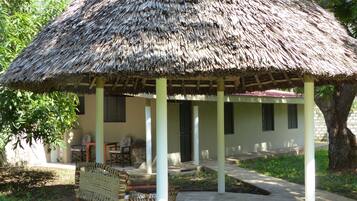 Zimmersafe, Schreibtisch, laptopgeeigneter Arbeitsplatz