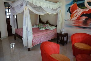 Suite estudio Deluxe, vista al jardín | Caja de seguridad en la habitación y escritorio 