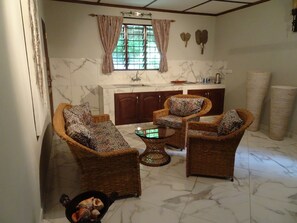 Villa Deluxe, vue sur le jardin | Coffre-fort, bureau, espace de travail pour ordinateurs portables