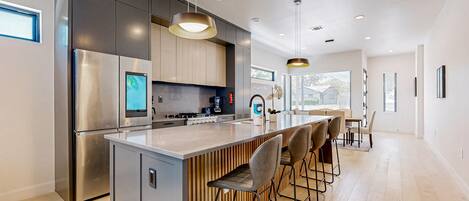 Refrigerador, microondas, horno y parrilla de estufa