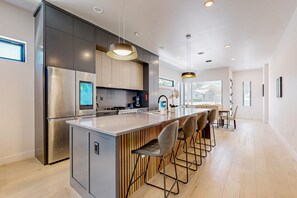 ثلاجة، ميكروويف، فرن، موقد طهي مسطح