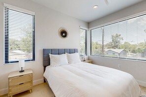 3 bedrooms, internet, bed sheets