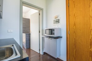 Refrigerador, microondas, horno, cafetera/tetera