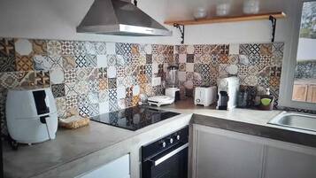 Kjøleskap, mikrobølgeovn, ovn og kokeplater