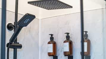 Comfort Apartment | Bathroom | Shower, hair dryer, towels, soap