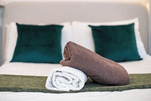 Apartamento Confort | Espacio para trabajar con un portátil y tabla de planchar con plancha