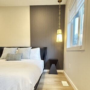 3 makuuhuonetta, työpöytä, silitysrauta/-lauta, vauvan matkasänky