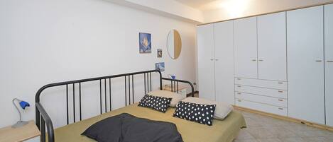 1 bedroom, bed sheets
