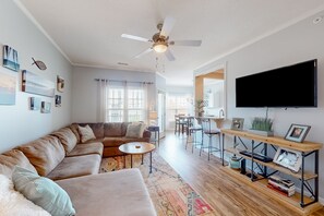 TV, DVD player - Beautiful condo near ocean with pool, fast WiFi, central AC & washer/dryer (Lewes)