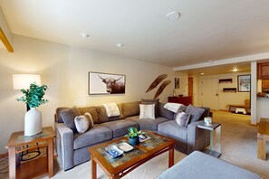 Televisión, chimenea, futbolito, mesa de ping pong